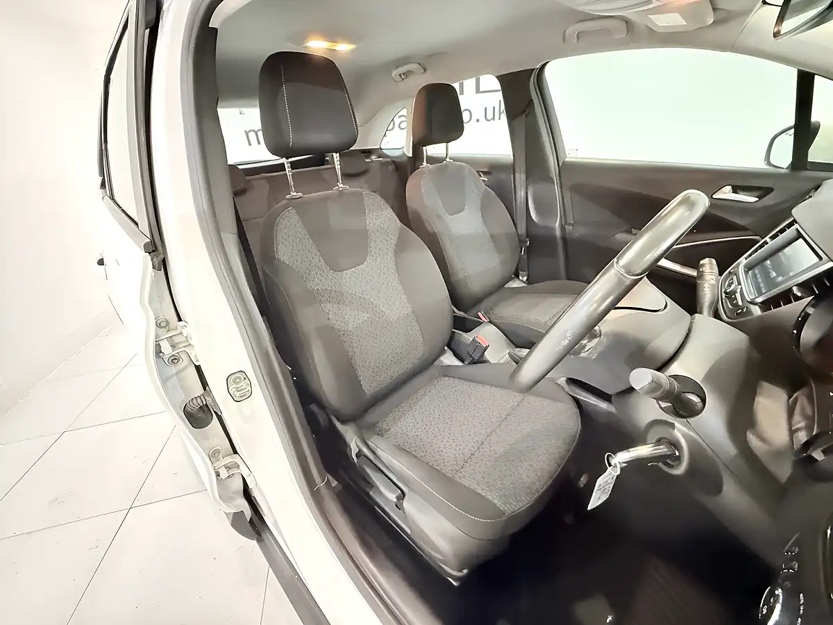 Used 2019 Vauxhall Crossland X Se White - Interior and Exterior details 13