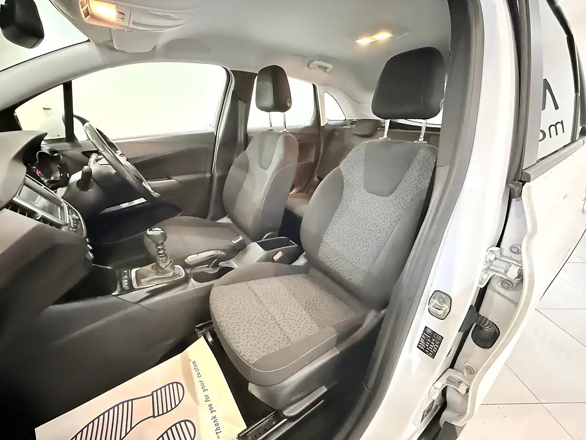 Used 2019 Vauxhall Crossland X Se White - Interior and Exterior details 14