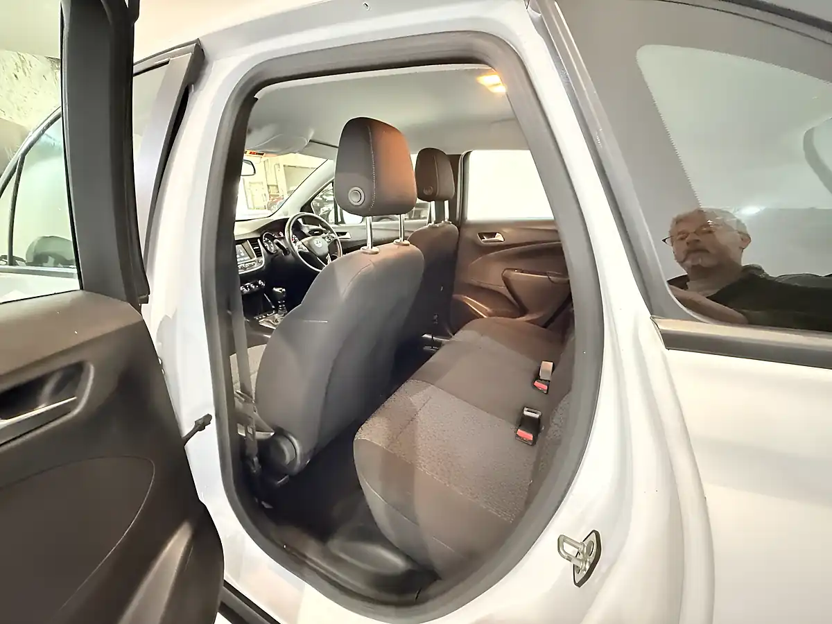 Used 2019 Vauxhall Crossland X Se White - Interior and Exterior details 16