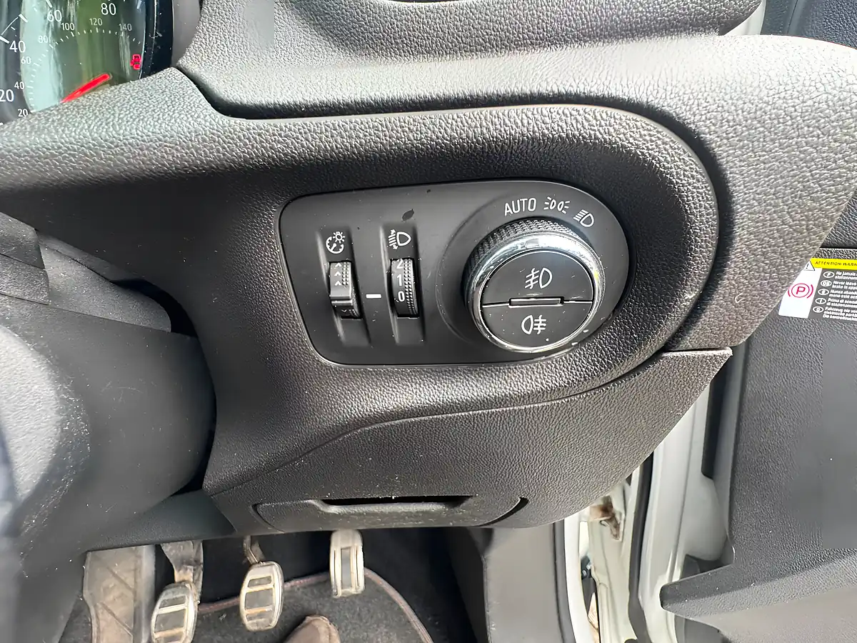 Used 2019 Vauxhall Grandland X Design Line White - Interior and Exterior details 15