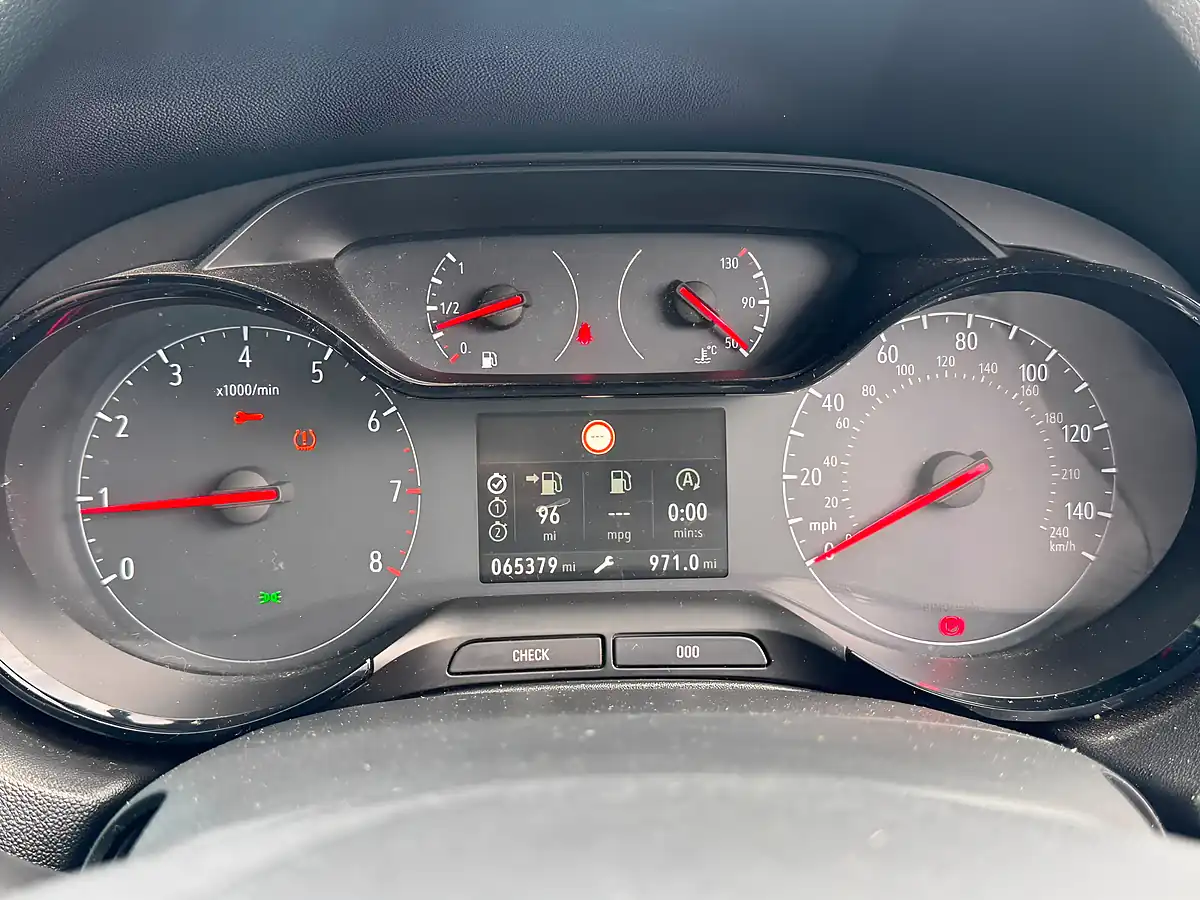 Used 2019 Vauxhall Grandland X Design Line White - Interior and Exterior details 17