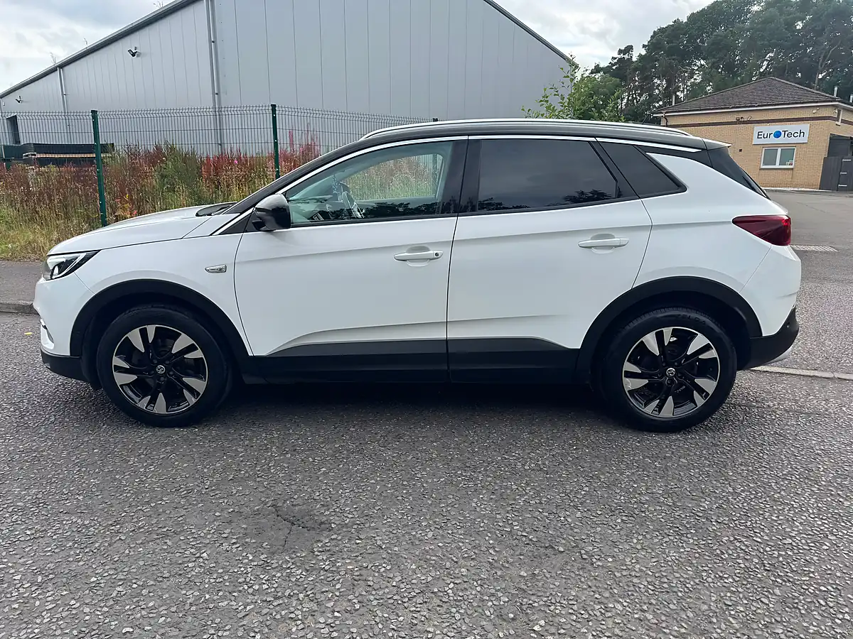 Used 2019 Vauxhall Grandland X Design Line White - Interior and Exterior details 5