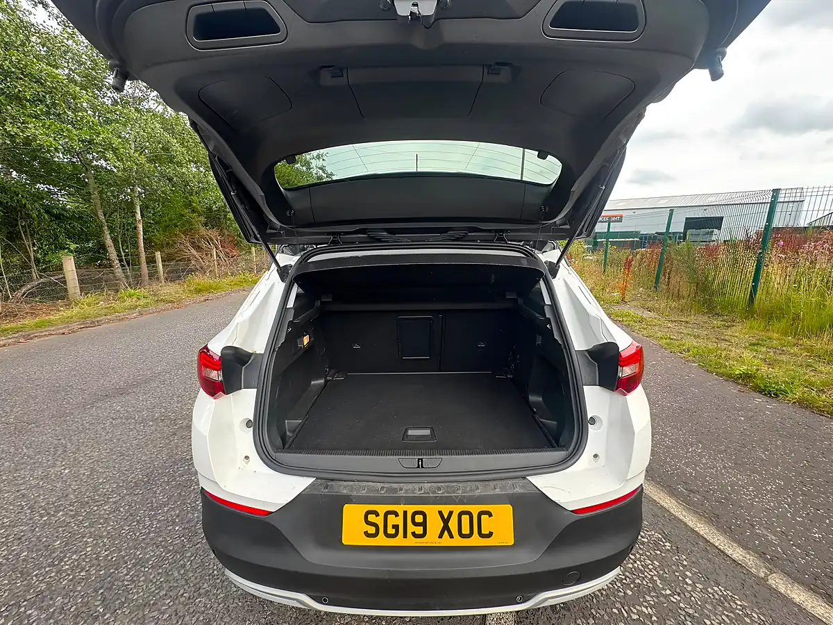 Used 2019 Vauxhall Grandland X Design Line White - Interior and Exterior details 8