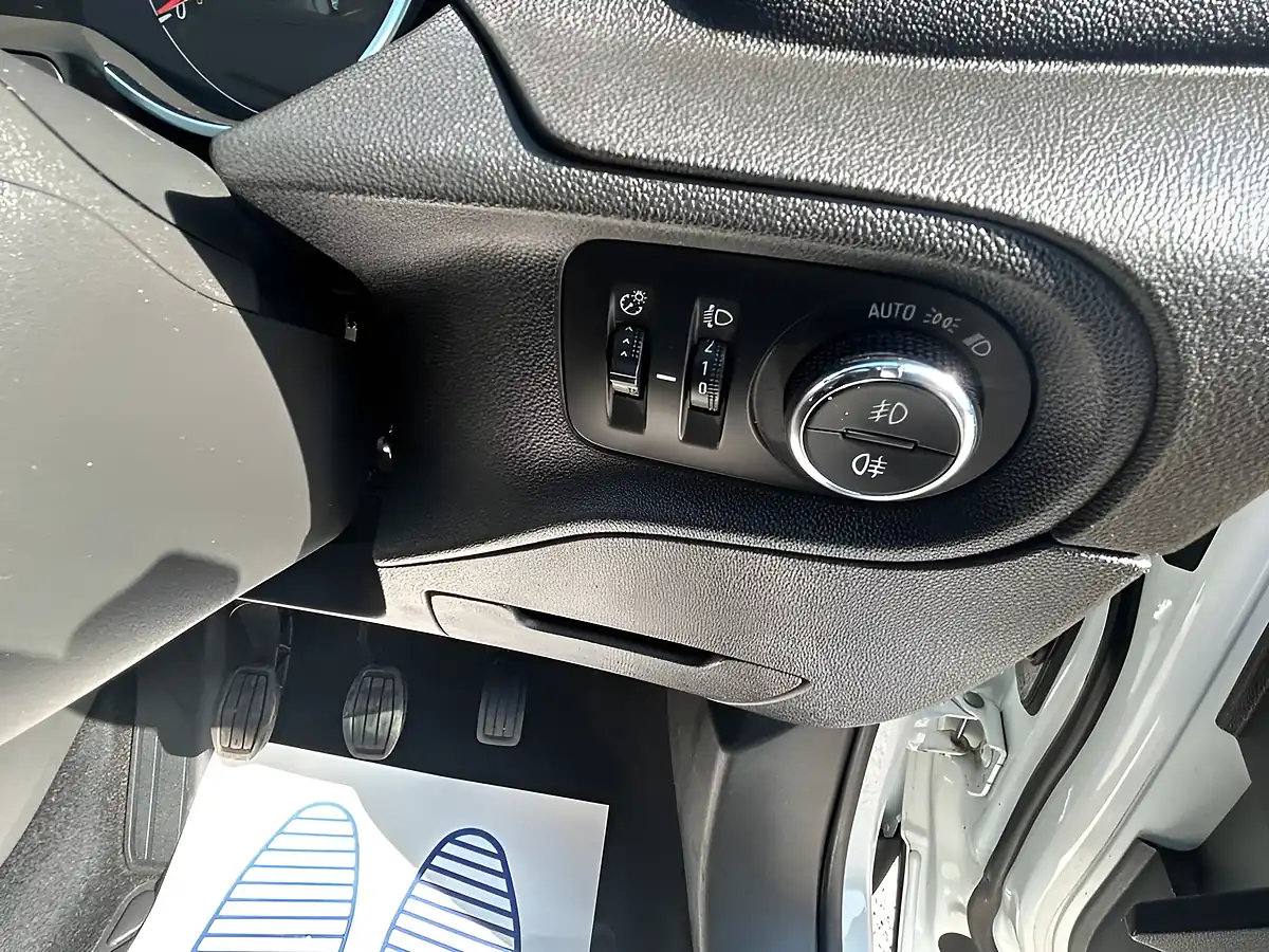 Used 2019 Vauxhall Grandland X Elite Nav White - Interior and Exterior details 14