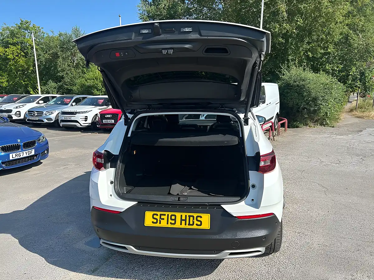 Used 2019 Vauxhall Grandland X Elite Nav White - Interior and Exterior details 5
