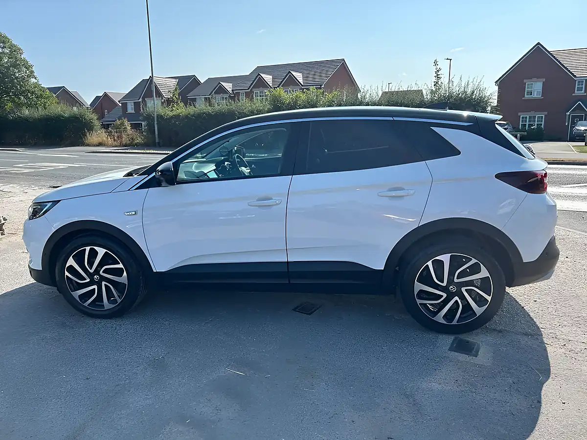 Used 2019 Vauxhall Grandland X Elite Nav White - Interior and Exterior details 9