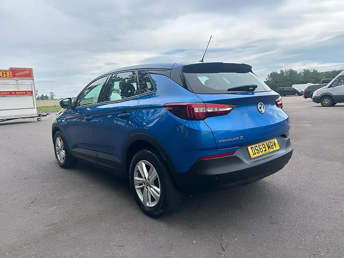 Used 2019 Vauxhall Grandland X Se Grey - Interior and Exterior details 5