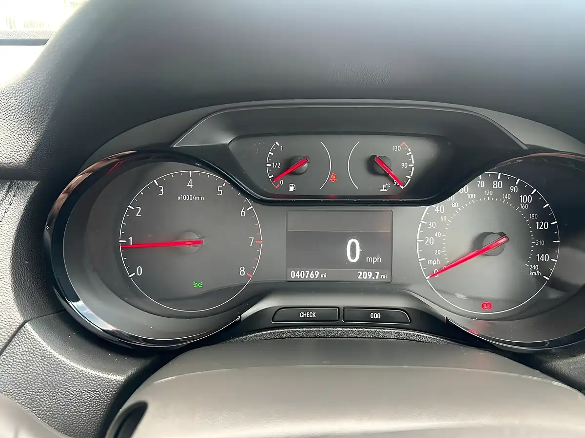 Used 2019 Vauxhall Grandland X Se Grey - Interior and Exterior details 9