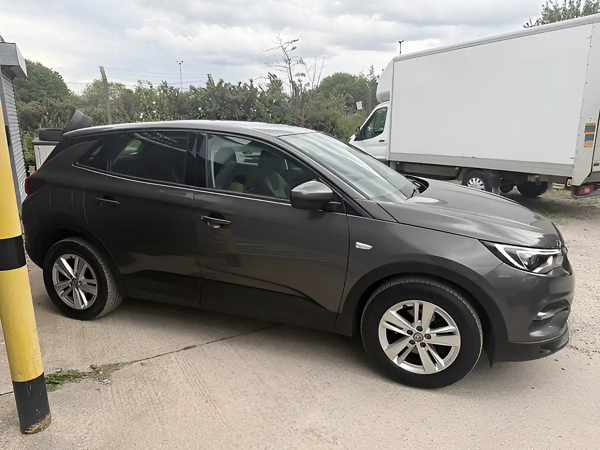 Used 2019 Vauxhall Grandland X Se Grey - Interior and Exterior details 8