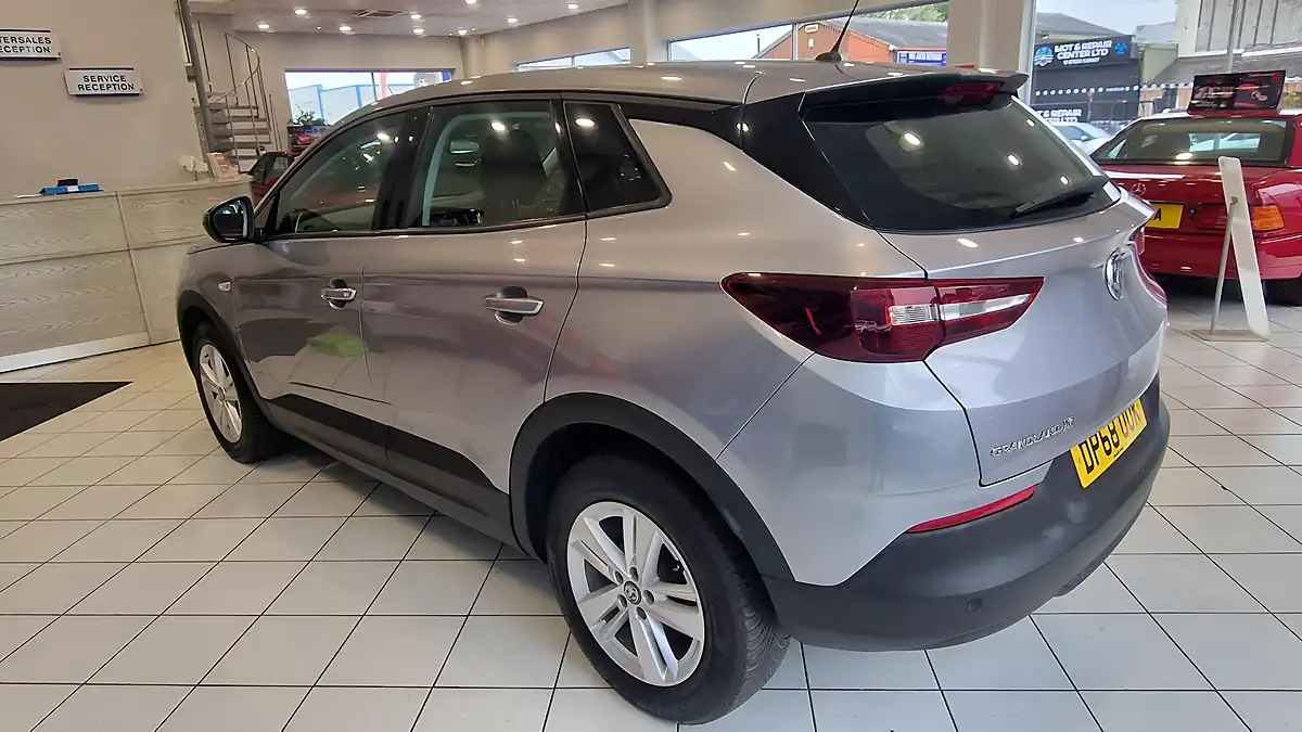 Used 2019 Vauxhall Grandland X Se Grey - Interior and Exterior details 4