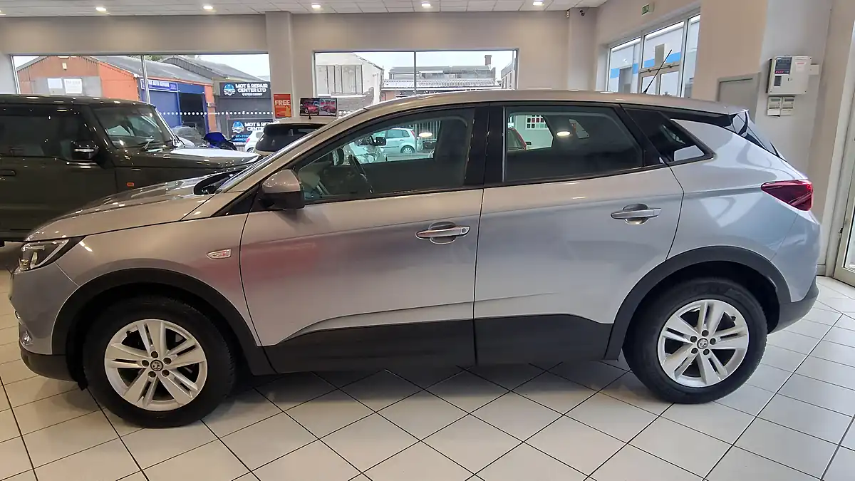 Used 2019 Vauxhall Grandland X Se Grey - Interior and Exterior details 6