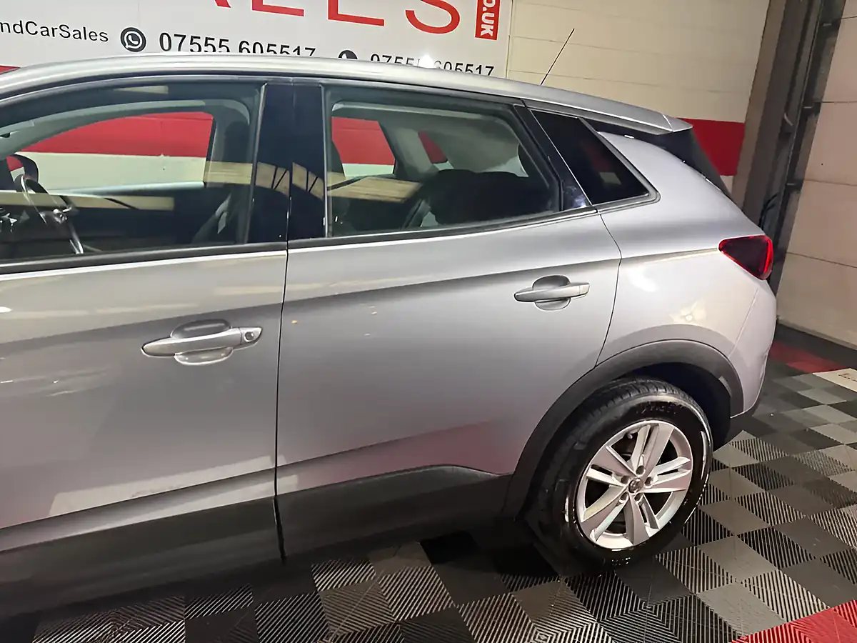 Used 2019 Vauxhall Grandland X Se Grey - Interior and Exterior details 12