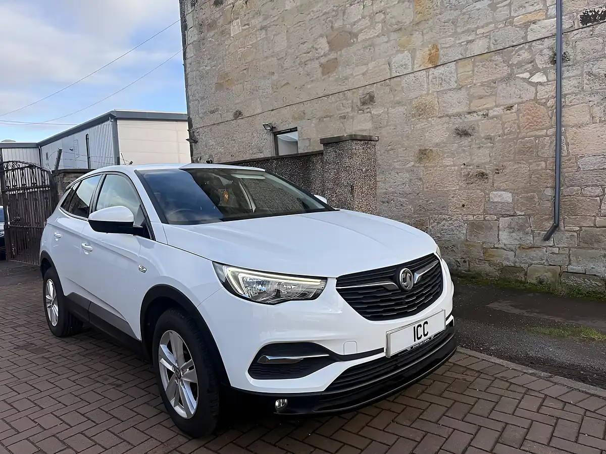Used 2019 Vauxhall Grandland X Se White - Front View