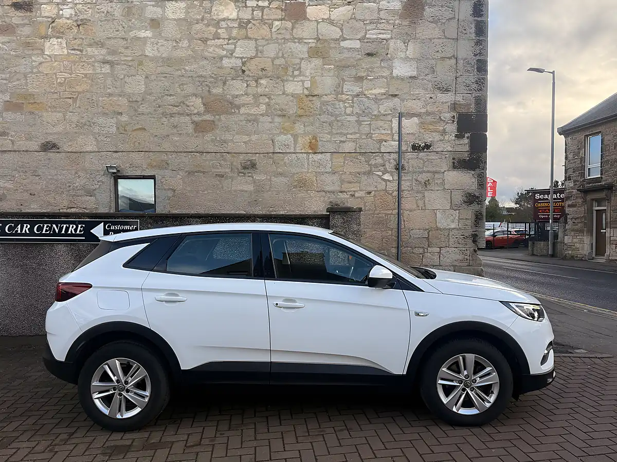 Used 2019 Vauxhall Grandland X Se White - Interior and Exterior details 4