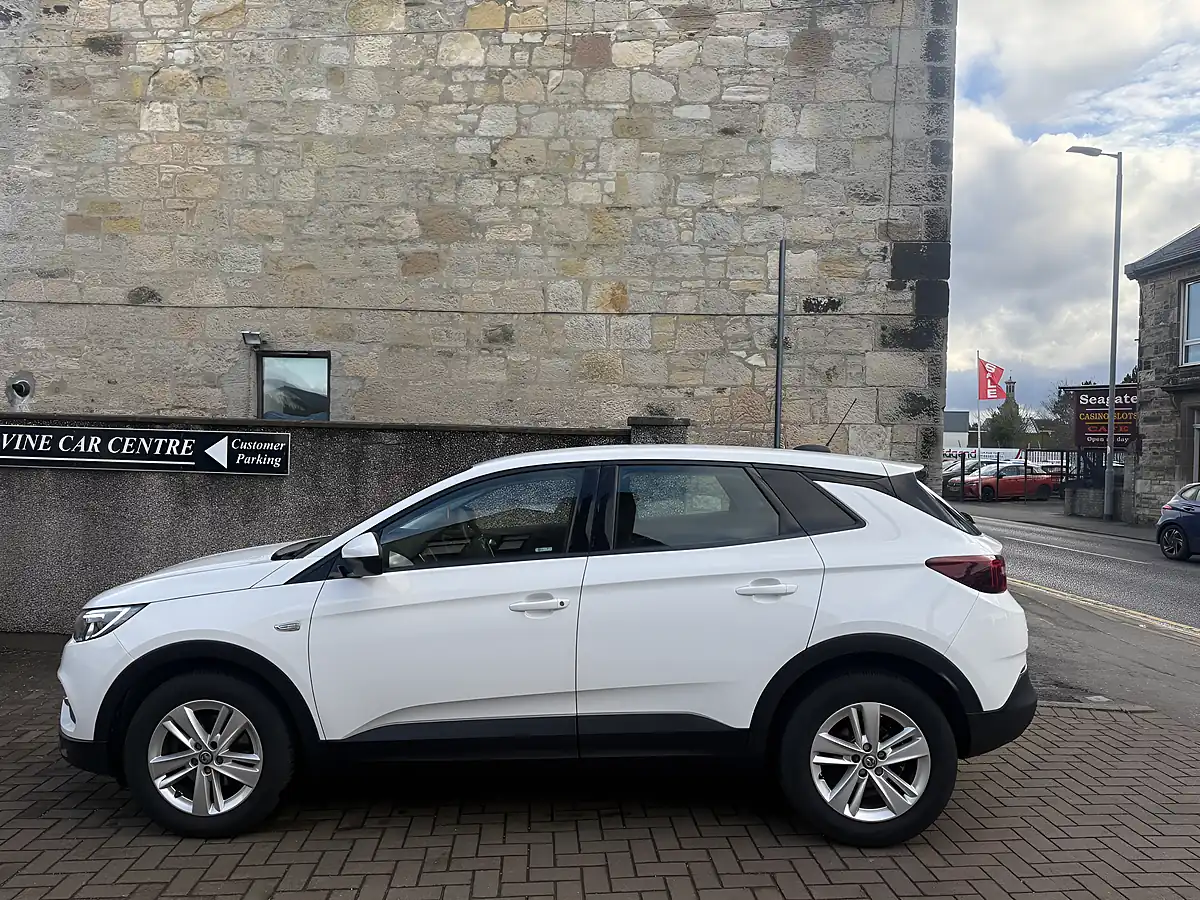 Used 2019 Vauxhall Grandland X Se White - Interior and Exterior details 6