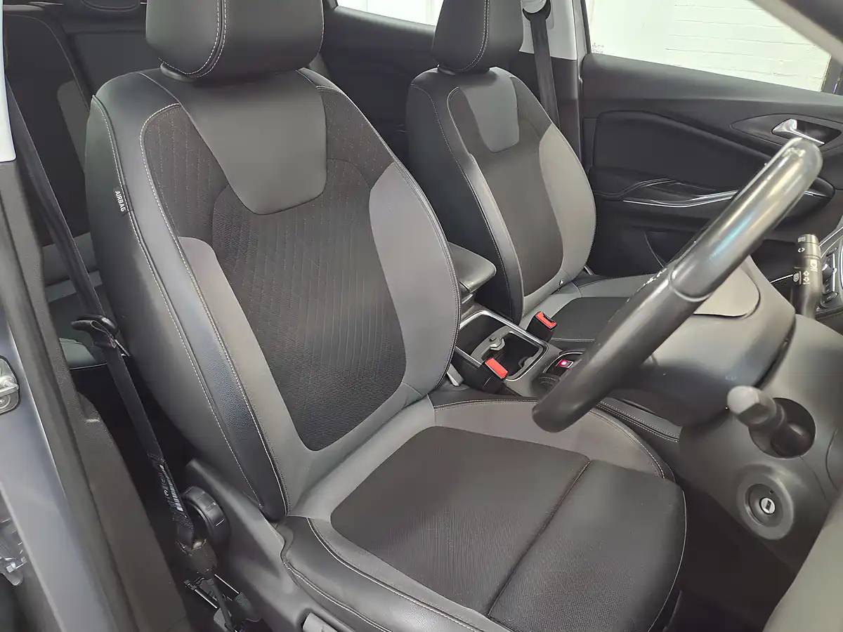 Used 2019 Vauxhall Grandland X Sport Nav Grey - Interior and Exterior details 8
