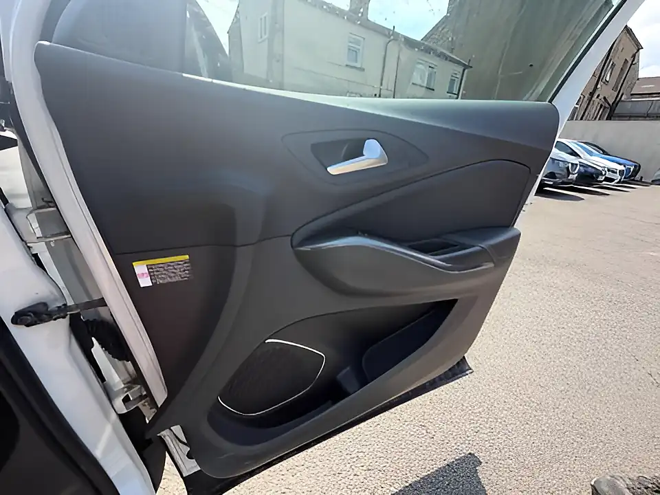 Used 2019 Vauxhall Grandland X Sport Nav S/S White - Interior and Exterior details 11