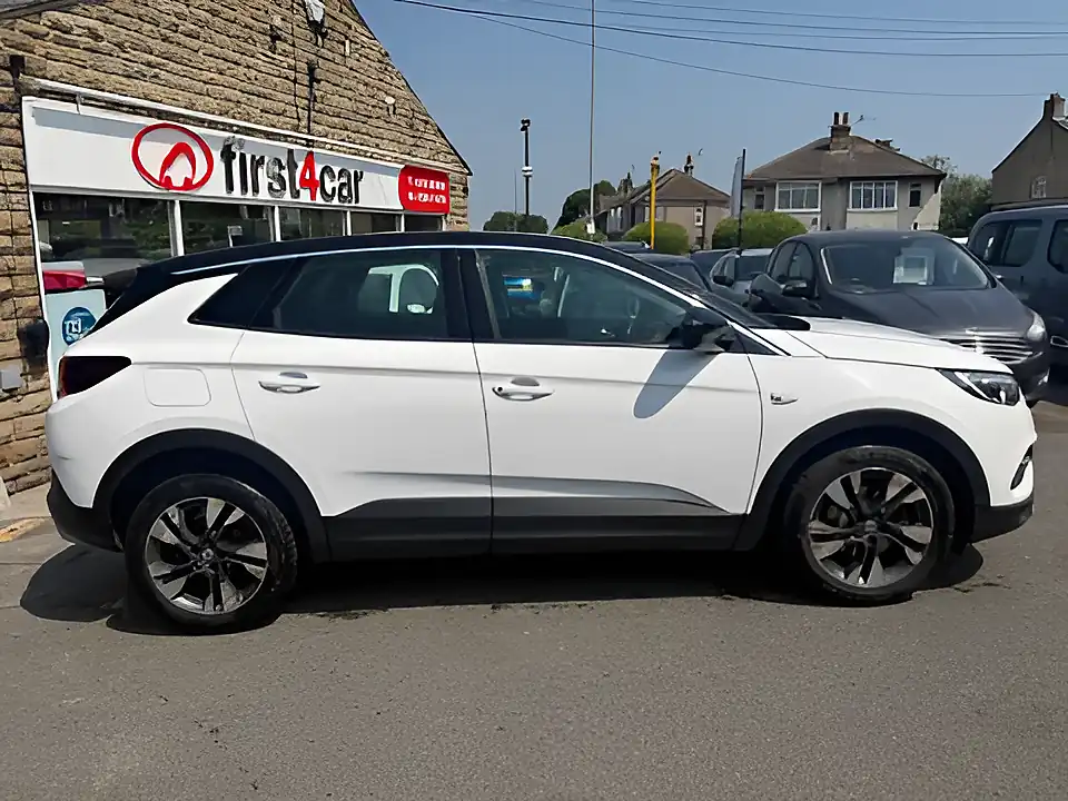 Used 2019 Vauxhall Grandland X Sport Nav S/S White - Interior and Exterior details 6