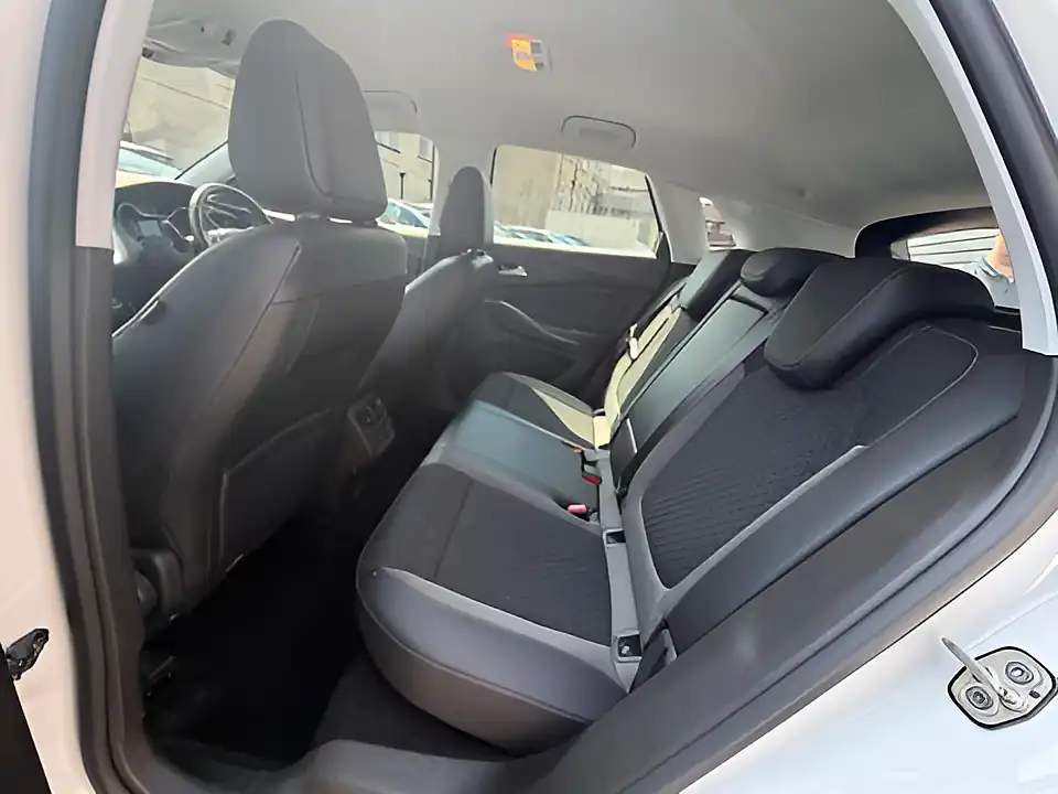 Used 2019 Vauxhall Grandland X Sport Nav S/S White - Interior and Exterior details 9