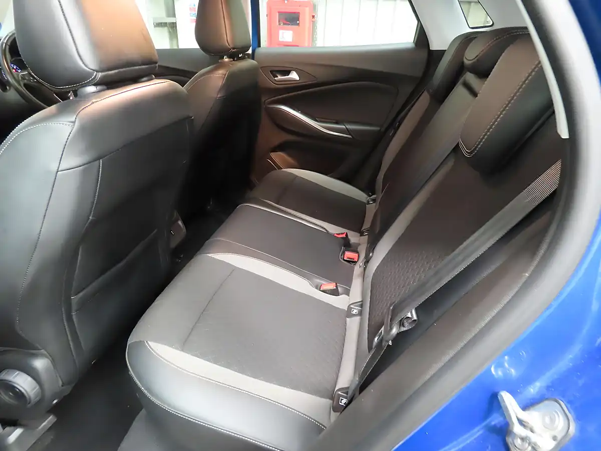 Used 2019 Vauxhall Grandland X Sport Nav Topaz Blue - Interior and Exterior details 7