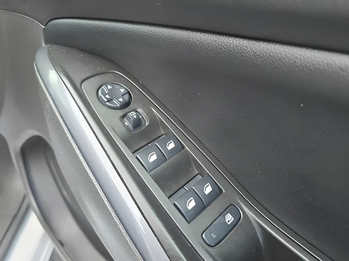 Used 2019 Vauxhall Grandland X Sport Nav White - Interior and Exterior details 13