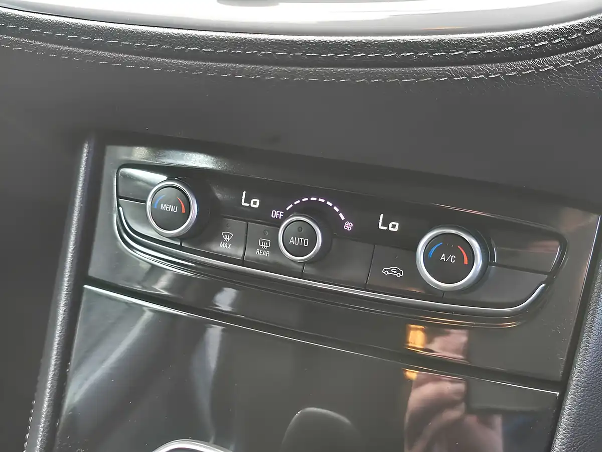 Used 2019 Vauxhall Grandland X Sport Nav White - Interior and Exterior details 15