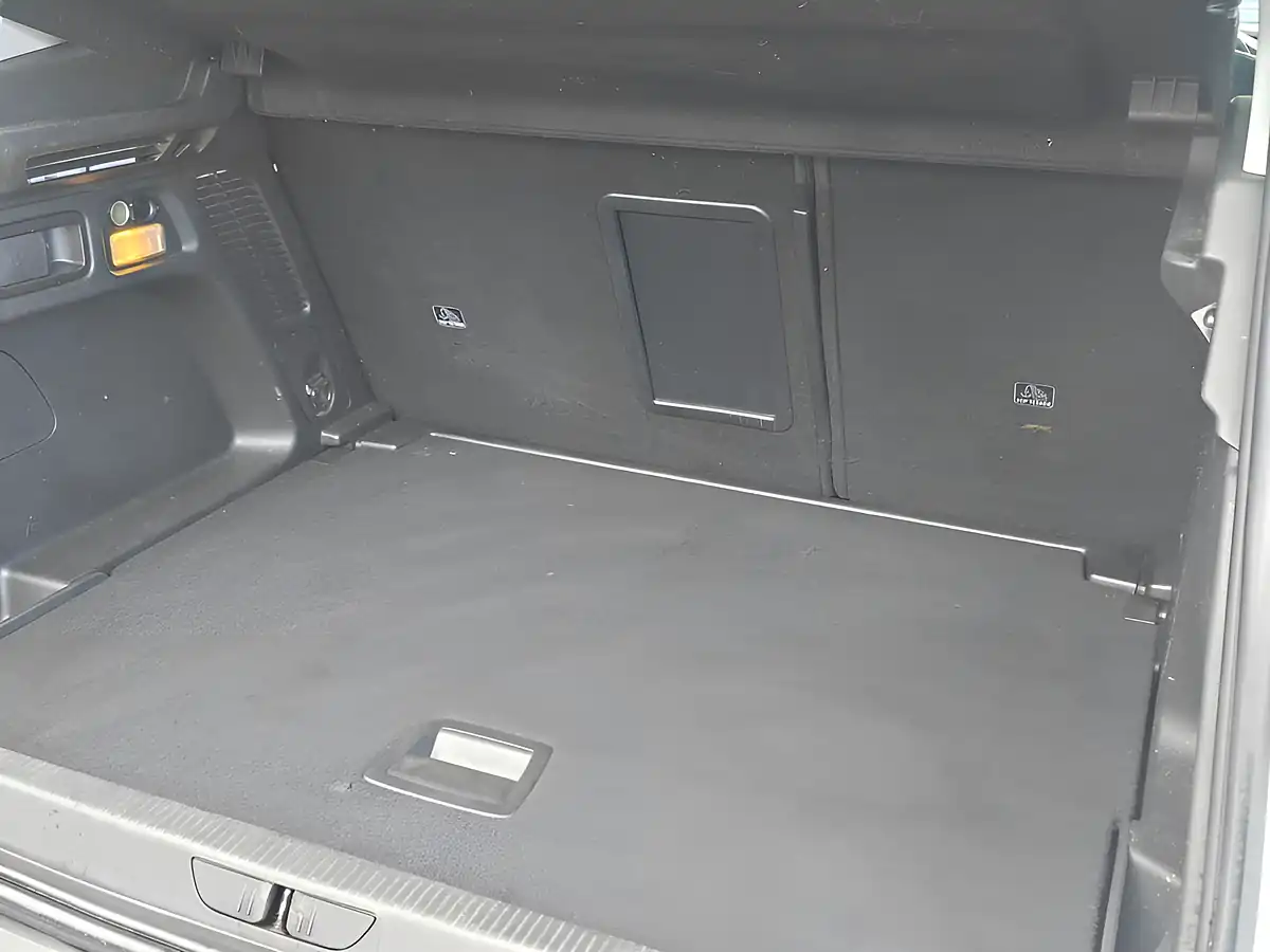 Used 2019 Vauxhall Grandland X Sport Nav White - Interior and Exterior details 9