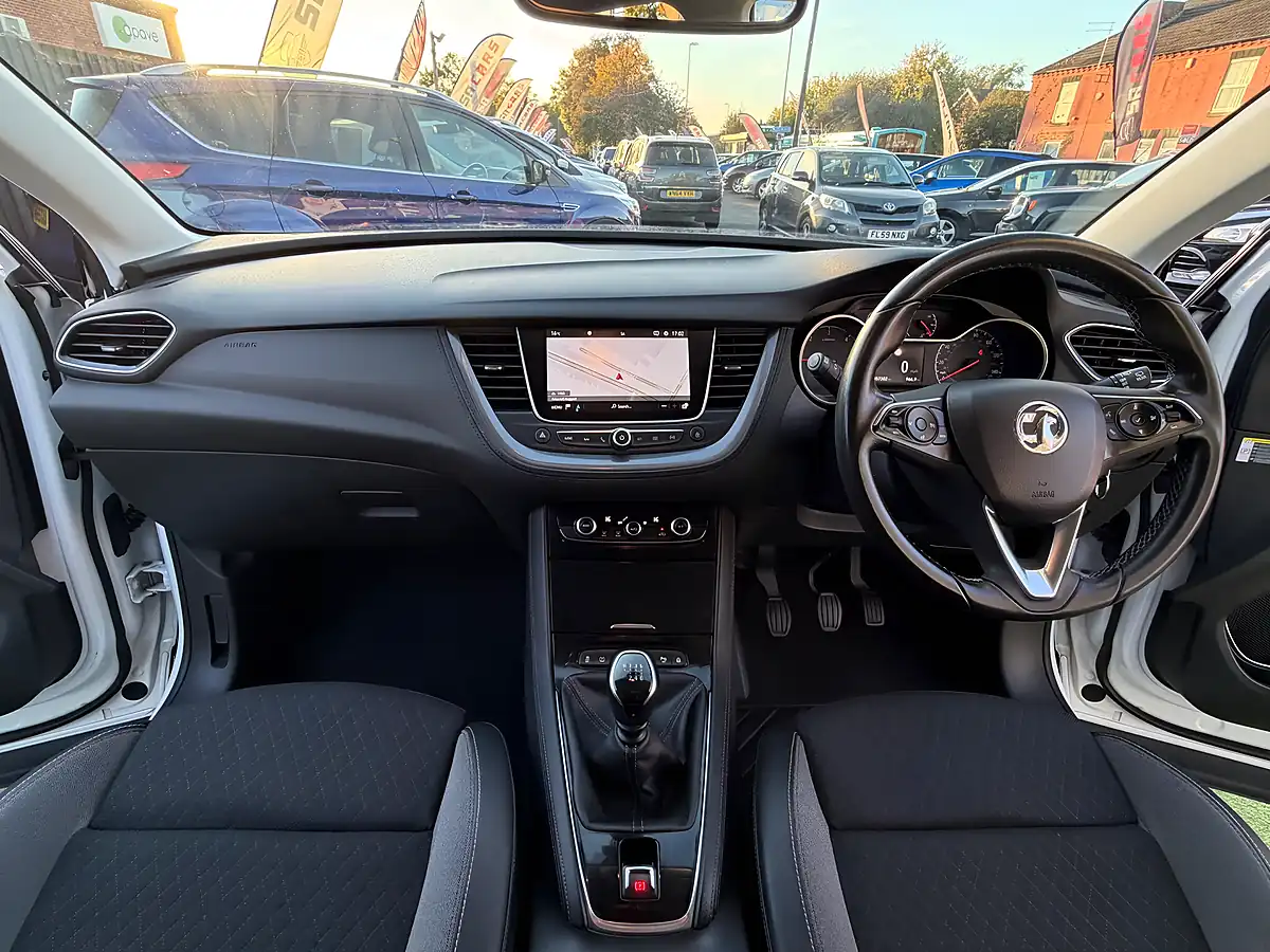 Used 2019 Vauxhall Grandland X Sport Nav White - Interior and Exterior details 17