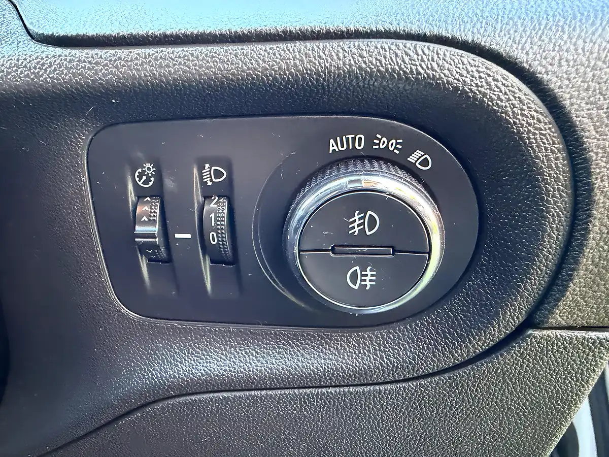 Used 2019 Vauxhall Grandland X Sport Nav White - Interior and Exterior details 18
