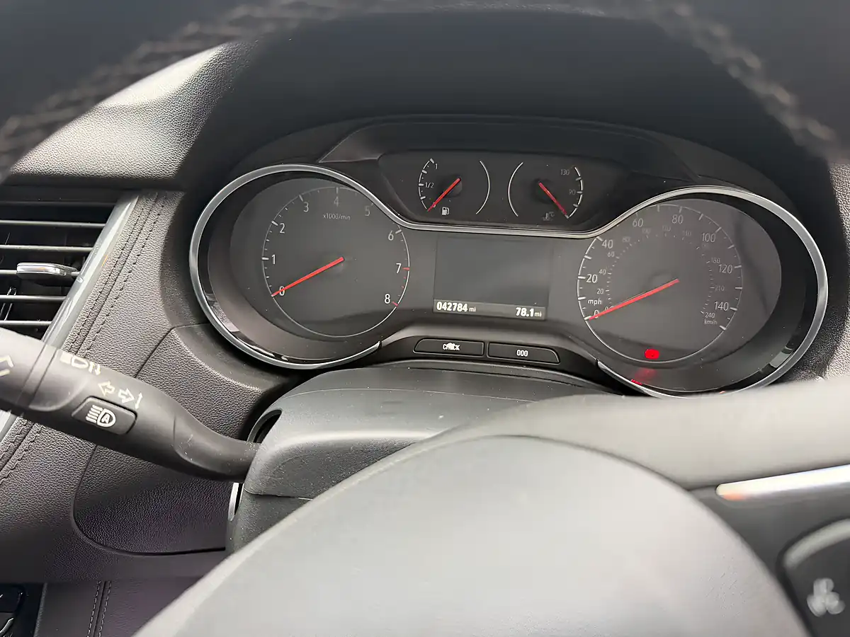 Used 2019 Vauxhall Grandland X Sport Nav White - Interior and Exterior details 7
