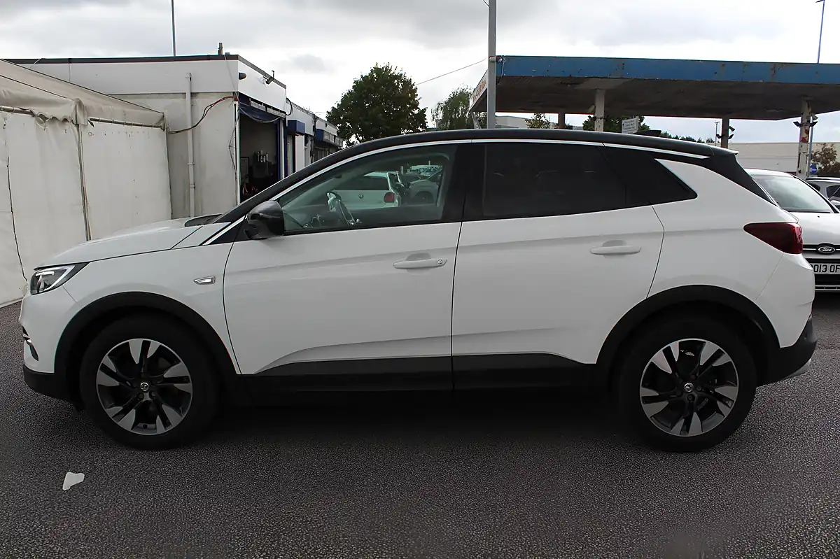 Used 2019 Vauxhall Grandland X Sri Nav White - Interior and Exterior details 7