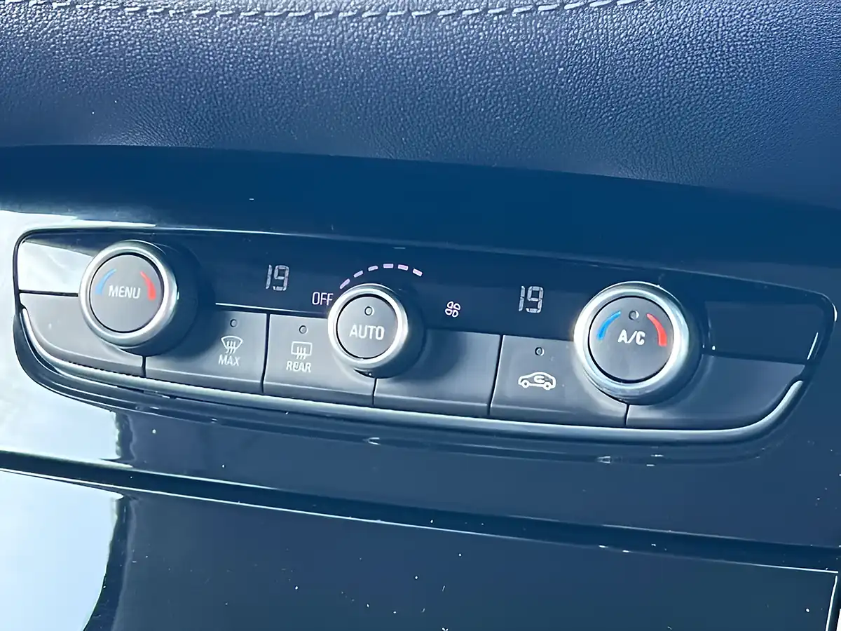 Used 2019 Vauxhall Grandland X Tech Line Nav Topaz Blue - Interior and Exterior details 17