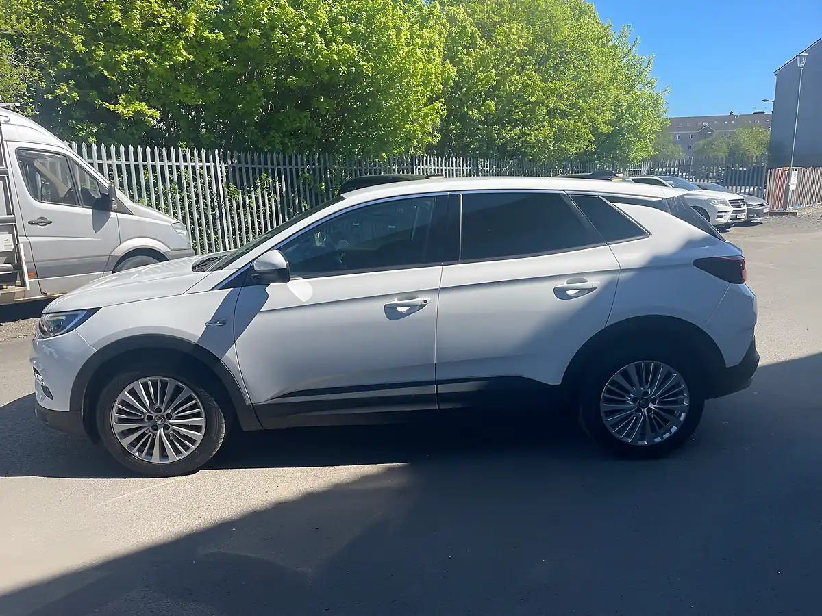 Used 2019 Vauxhall Grandland X Tech Line Nav White - Interior and Exterior details 8