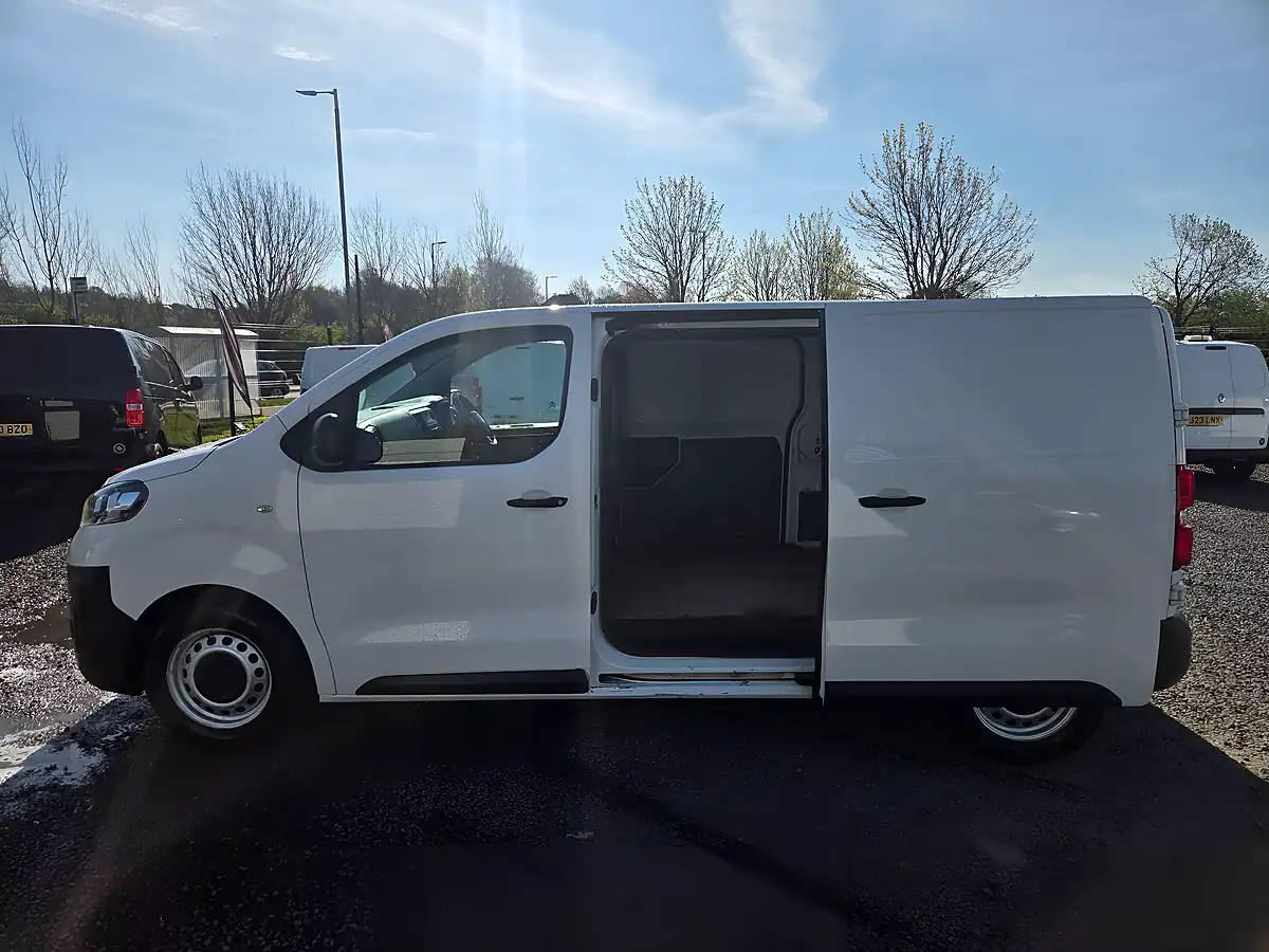 Used 2019 Vauxhall Vivaro 2700 Edition L1 H1 White - Interior and Exterior details 11
