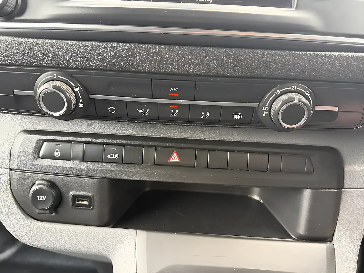 Used 2019 Vauxhall Vivaro Dynamic White - Interior and Exterior details 17