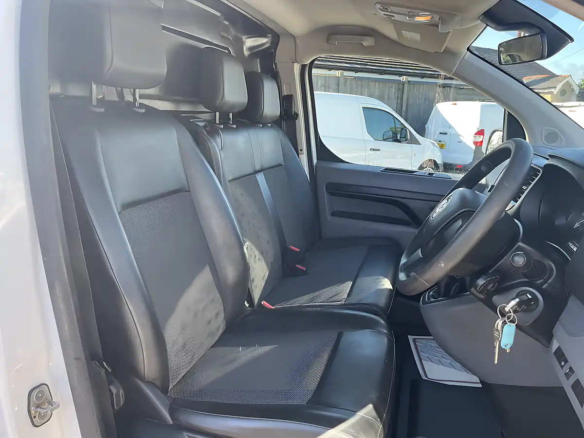 Used 2019 Vauxhall Vivaro Dynamic White - Interior and Exterior details 4