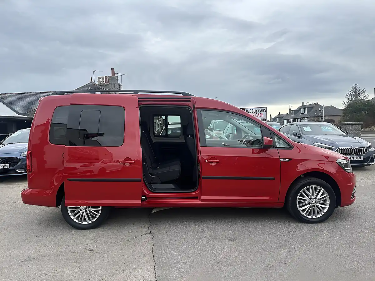 Used 2019 Volkswagen Caddy Maxi C20 Maxi Red - Interior and Exterior details 6