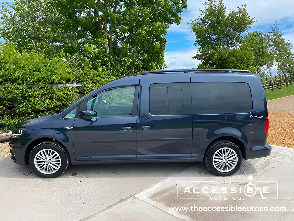 Used 2019 Volkswagen Caddy Maxi Life Blue - Interior and Exterior details 6