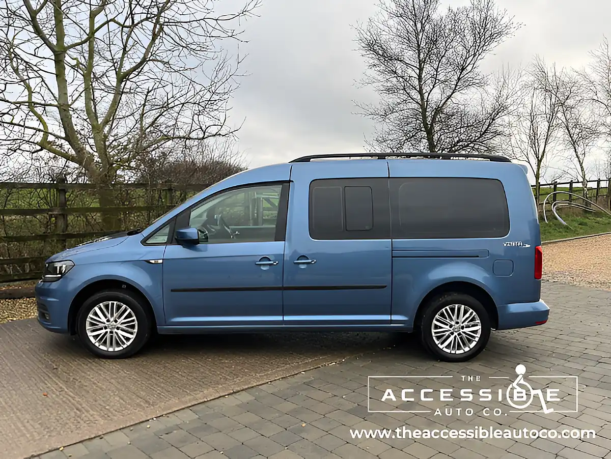 Used 2019 Volkswagen Caddy Maxi Life C20 Blue - Interior and Exterior details 3