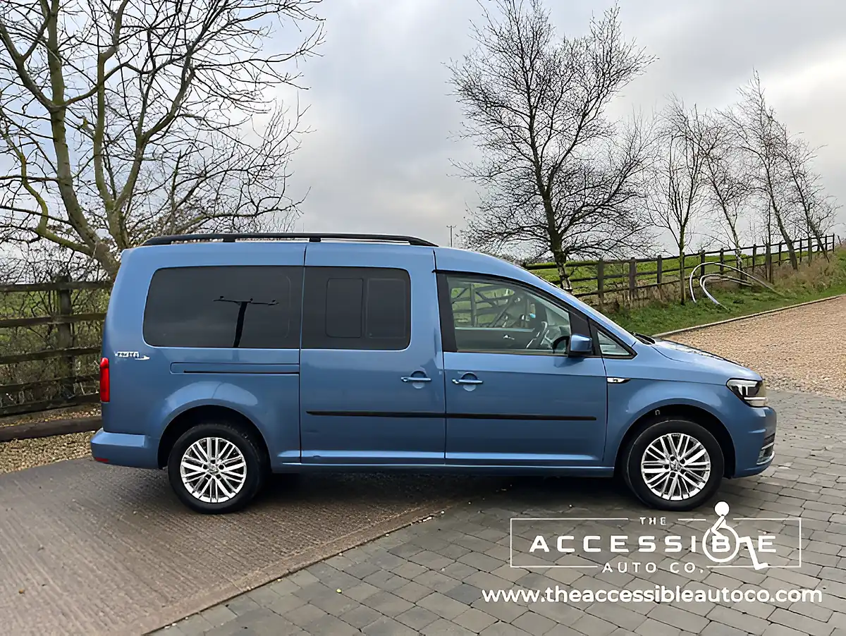 Used 2019 Volkswagen Caddy Maxi Life C20 Blue - Interior and Exterior details 6