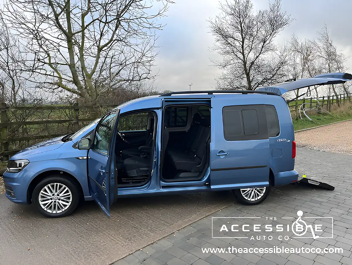 Used 2019 Volkswagen Caddy Maxi Life C20 Blue - Interior and Exterior details 7