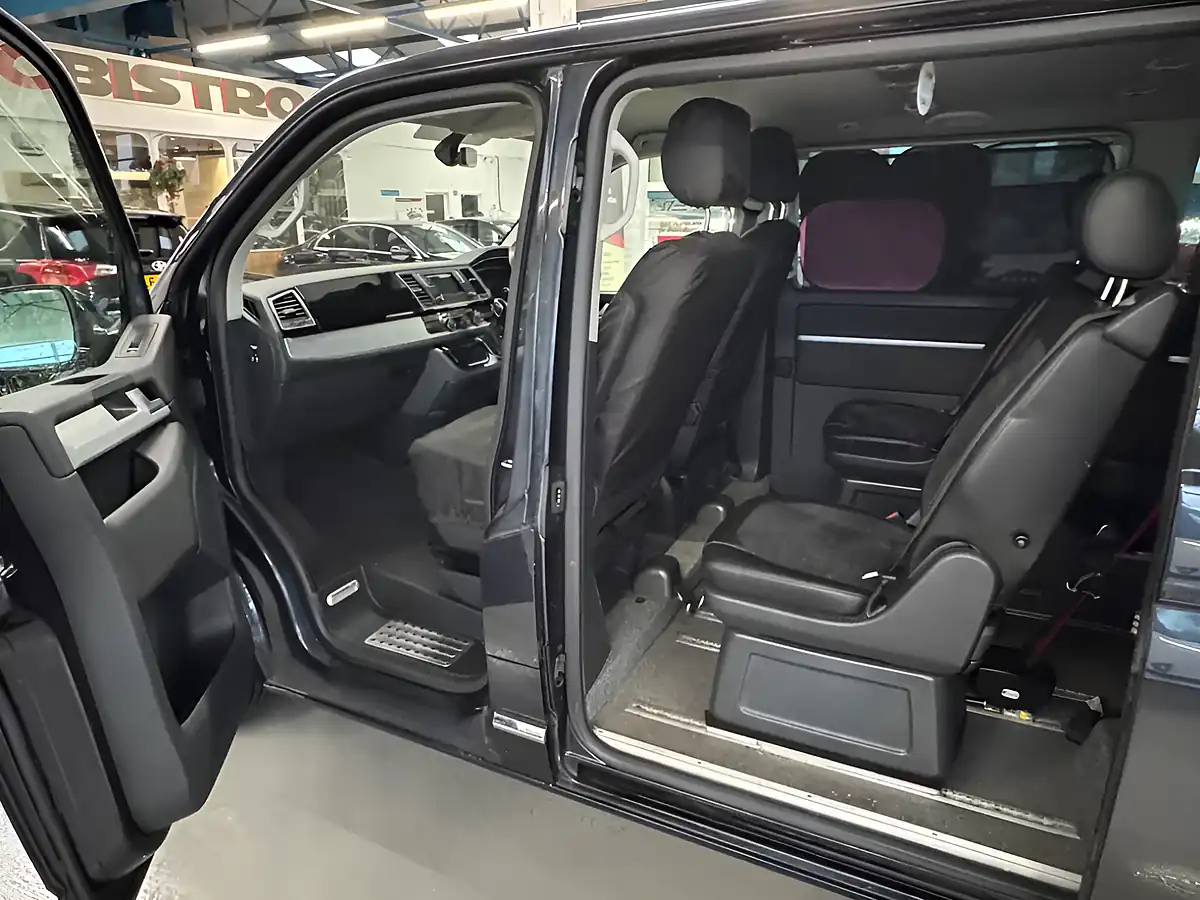 Used 2019 Volkswagen Caravelle Executive Blue - Interior and Exterior details 17