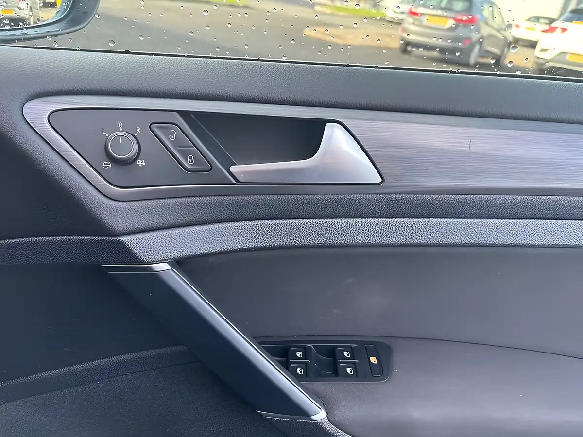 Used 2019 Volkswagen E-Golf Hatchback White - Interior and Exterior details 16