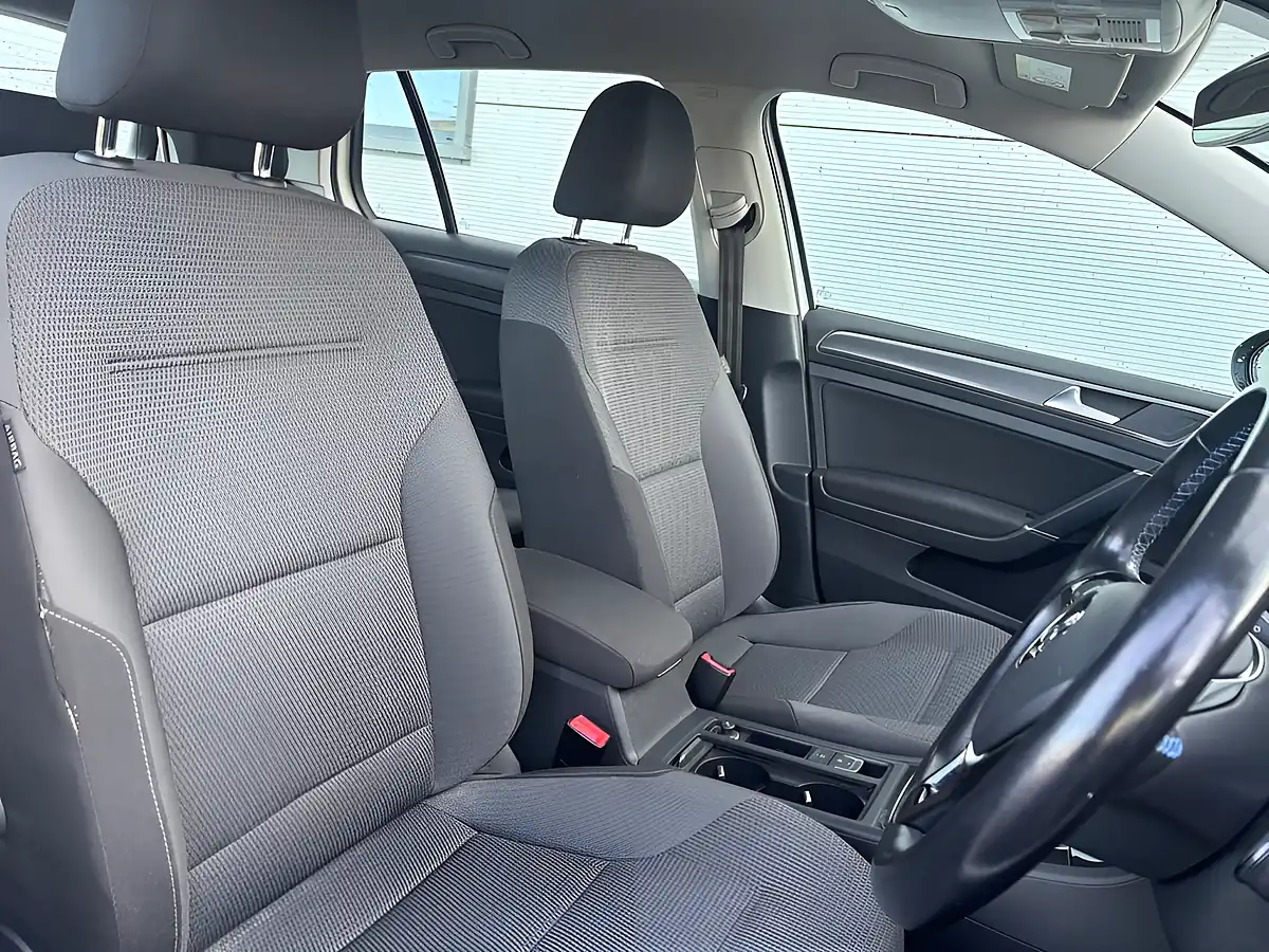 Used 2019 Volkswagen E-Golf Hatchback White - Interior and Exterior details 17