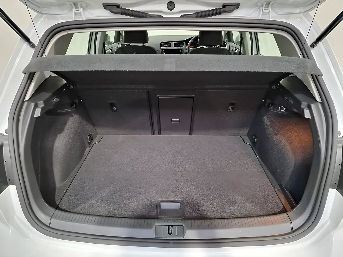 Used 2019 Volkswagen E-Golf White - Interior and Exterior details 16