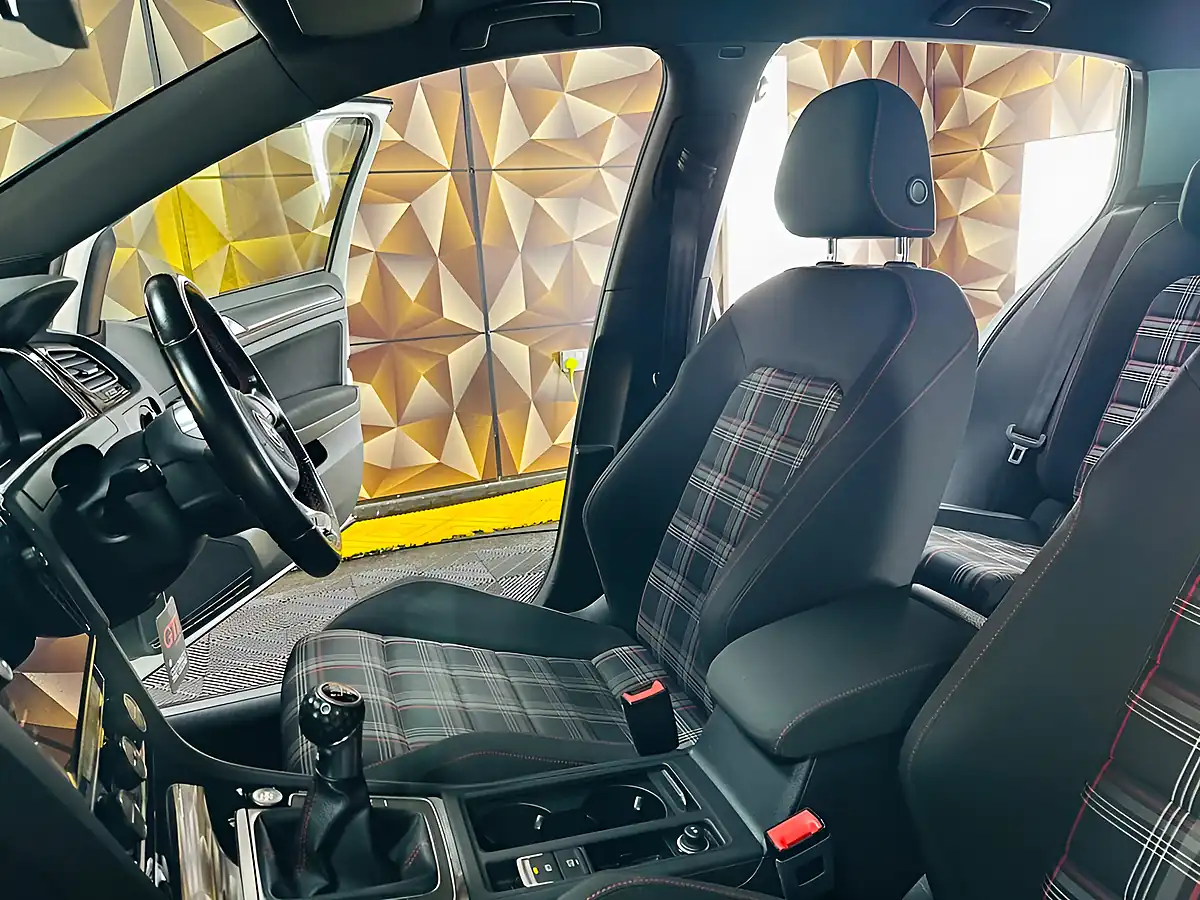 Used 2019 Volkswagen Golf GTI Performance White - Interior and Exterior details 3
