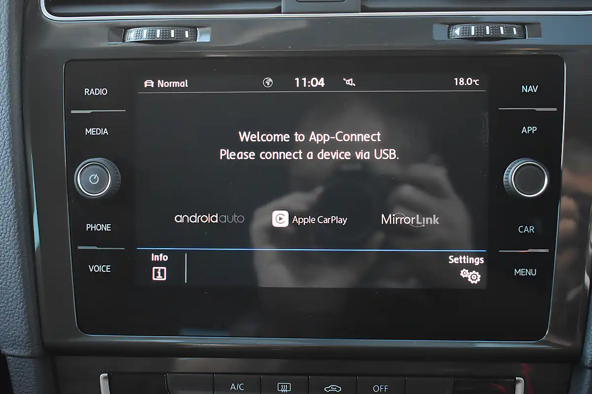 Used 2019 Volkswagen Golf Match Pure White - Interior and Exterior details 11