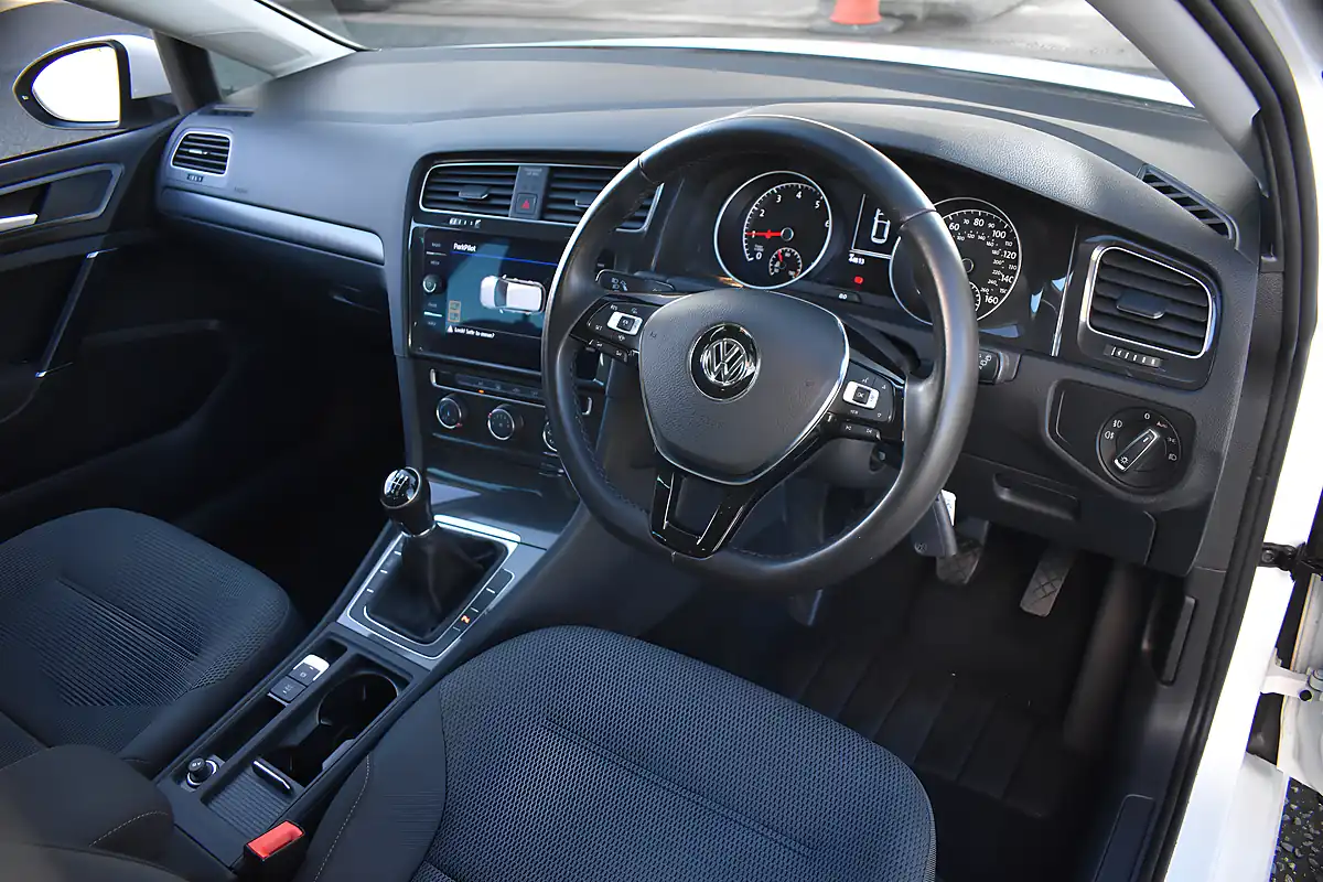 Used 2019 Volkswagen Golf Match Pure White - Interior and Exterior details 8