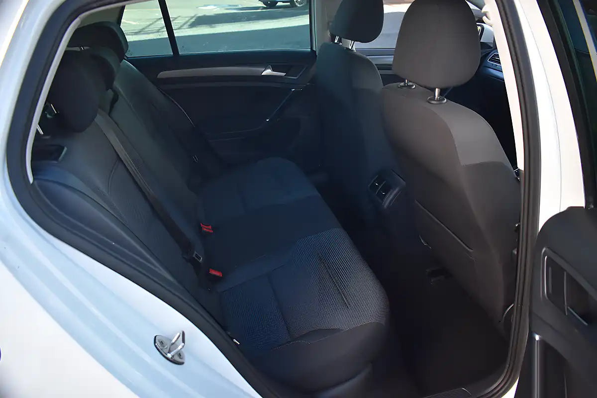 Used 2019 Volkswagen Golf Match Pure White - Interior and Exterior details 9