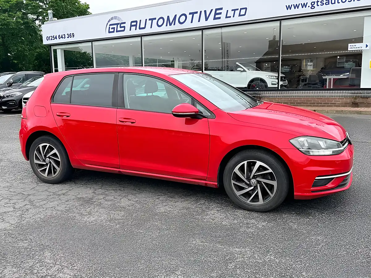 Used 2019 Volkswagen Golf Match Red - Front View